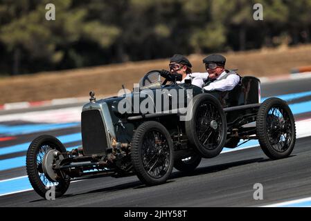 Le Castellet, France. 21st juillet 2022. Sebastian Vettel (GER) Aston Martin F1 Team avec Johnny Herbert (GBR) Sky Sports F1 Presenter dans l'Aston Martin 'Green Pea' 1922. Grand Prix de France, jeudi 21st juillet 2022. Paul Ricard, France. Credit: James Moy/Alamy Live News Credit: James Moy/Alamy Live News Banque D'Images