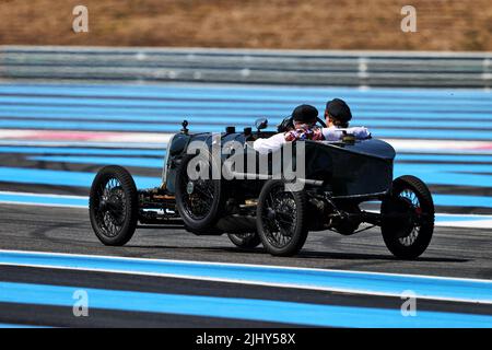 Le Castellet, France. 21st juillet 2022. Sebastian Vettel (GER) Aston Martin F1 Team avec Johnny Herbert (GBR) Sky Sports F1 Presenter dans l'Aston Martin 'Green Pea' 1922. Grand Prix de France, jeudi 21st juillet 2022. Paul Ricard, France. Credit: James Moy/Alamy Live News Credit: James Moy/Alamy Live News Banque D'Images