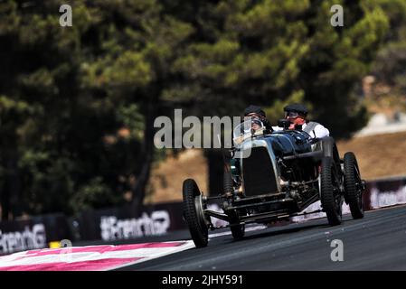 Le Castellet, France. 21st juillet 2022. Sebastian Vettel (GER) Aston Martin F1 Team avec Johnny Herbert (GBR) Sky Sports F1 Presenter dans l'Aston Martin 'Green Pea' 1922. Grand Prix de France, jeudi 21st juillet 2022. Paul Ricard, France. Credit: James Moy/Alamy Live News Credit: James Moy/Alamy Live News Banque D'Images