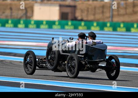 Le Castellet, France. 21st juillet 2022. Sebastian Vettel (GER) Aston Martin F1 Team avec Johnny Herbert (GBR) Sky Sports F1 Presenter dans l'Aston Martin 'Green Pea' 1922. Grand Prix de France, jeudi 21st juillet 2022. Paul Ricard, France. Credit: James Moy/Alamy Live News Credit: James Moy/Alamy Live News Banque D'Images