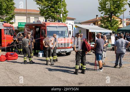 Massarosa, Lucca, Italie. 20th juillet 2022. Un immense feu a frappé les collines de Massarosa, en Toscane, environ 700 hectares de bois brûlé, environ 100 maisons et 500 personnes évacuées, pendant trois jours 4 avions canadair et 6 hélicoptères seulement à l'œuvre pour essayer de mettre les flammes. (Credit image: © Federico Neri/Pacific Press via ZUMA Press Wire) Banque D'Images