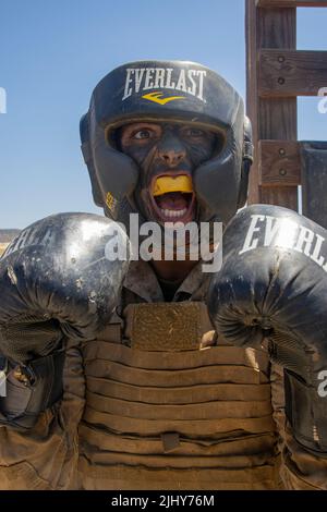 San Diego, États-Unis. 19th juillet 2022. Le bataillon d'entraînement de 1st recrue Austin Freerksen, recrue des Marines des États-Unis, se prépare à se défendre pendant le creuset au dépôt de recrutement des Marines de San Diego, 19 juillet 2022, à San Diego, en Californie. Le creuset est un événement de 54 heures à la formation des recrues qui détermine si la recrue devient Marine. Crédit : Lcpl. Cristian Torres/États-Unis Marines/Alamy Live News Banque D'Images