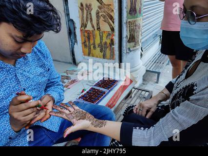 Katmandou, Bagmati, Népal. 21st juillet 2022. Une fille obtient Mehendi (tatouages de Henna) dans celebratioin du mois Saint de Shrawan à Katmandou, Népal, 21 juillet 2022, Shrawan est le mois le plus sacré dans le calendrier hindou et Mehndi est censé apporter la bonne chance aux porteurs. (Image de crédit : © Sunil Sharma/ZUMA Press Wire) Banque D'Images