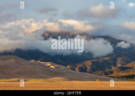 Lumière du soir sur les dunes et les montagnes, parc national de Great Sand Dunes, Colorado Banque D'Images