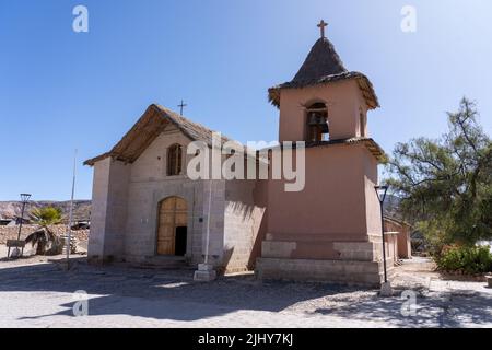 La façade et le clocher de l'église Saint François d'Assise à Socoroma, au Chili. Banque D'Images