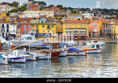 Marseille, France - 7 avril 2019 : vue sur les bâtiments colorés et les bateaux dans le petit village de Port-Cassis, France Banque D'Images