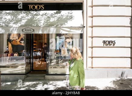 Madrid, Espagne. 25th mai 2022. Un piéton passe devant le magasin Tod de la marque italienne de chaussures de luxe et de cuir en Espagne. (Image de crédit : © Xavi Lopez/SOPA Images via ZUMA Press Wire) Banque D'Images