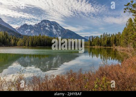 Le mont Moran se reflète dans le lac String au printemps, dans le parc national de Grand Teton, Wyoming Banque D'Images