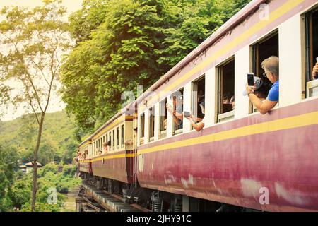 Kanchanaburi-Thaïlande, 20 août 2018 : Focus touristique Prenez une photo en visitant les trains qui circulent sur le pont de chemin de fer de la mort traversant la rivière kwai Banque D'Images