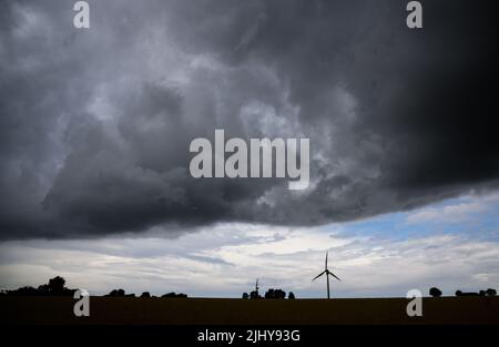 Hanovre, Allemagne. 21st juillet 2022. Un front d'orage passe au-dessus d'une éolienne dans la région sud de Hanovre. Credit: Julian Stratenschulte/dpa/Alay Live News Banque D'Images