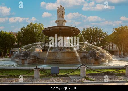 Fontain de la Rotonde avec trois sculptures de femmes présentant la Justice à Aix-en-Provence en France Banque D'Images