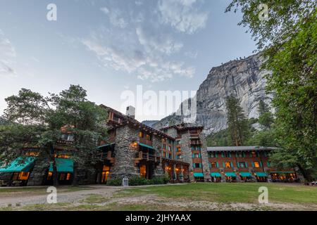 Le grand hôtel Ahwahnee, Yosemite Valley, parc national de Yosemite, Californie Banque D'Images