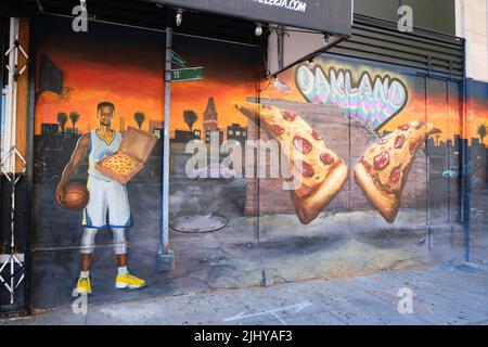 Une fresque du joueur de basket-ball de la NBA Golden State Warriors Stephen Curry tenant une boîte à pizza. Dans le quartier chinois du centre-ville d'Oakland, Californie. Banque D'Images