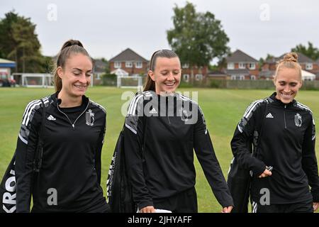 Tessa Wullaert en Belgique, Hannah Eurlings en Belgique et Janice Cayman en Belgique, photographiés lors d'une session de formation de l'équipe nationale féminine de football belge The Red Flames, jeudi 21 juillet 2022 à Wigan, en Angleterre. Vendredi, l'équipe se réunira en Suède dans les quarts de finale du Championnat d'Europe féminine de football 2022 de l'UEFA. BELGA PHOTO DAVID CATRY Banque D'Images