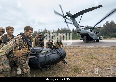 Waimanalo, États-Unis. 18 juillet 2022. Les soldats des Marines américaines et de l'armée australienne transportent un engin de combat en caoutchouc sur un hélicoptère CH-53E Super Stallion du corps des Marines des États-Unis pour effectuer des opérations de coulée en hélicoptère et des opérations amphibies, pendant les exercices sur la rive du Pacifique, à Bellows Beach 18 juillet 2022, à la station aérienne de Bellows, à Hawaï. Crédit : Cpl. Dillon Anderson/États-Unis Navy/Alamy Live News Banque D'Images