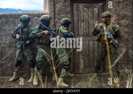 Waimanalo, États-Unis. 18 juillet 2022. Les soldats de l'armée malaisienne et une marine américaine se préparent à entrer dans un complexe au cours d'un exercice de simulation de guerre de terrain urbain pendant les exercices de la ceinture du Pacifique, 18 juillet 2022, à la station aérienne de Bellows, à Hawaï. Crédit: MCS Leon Vonguyen/US Navy/Alamy Live News Banque D'Images