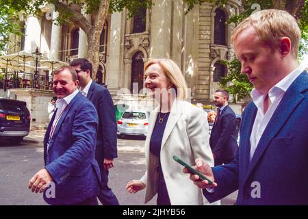 Londres, Royaume-Uni. 21st juillet 2022. Liz Truss, candidate à la direction du Parti conservateur et secrétaire aux Affaires étrangères, arrive à la Maison des Transports pour un événement de détestage. Crédit : SOPA Images Limited/Alamy Live News Banque D'Images