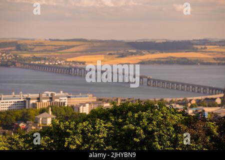 Dundee, Royaume-Uni. Juin 2022. Vue sur le pont de Tay Rail depuis Dundee Law, Law Hill en été avec la rivière Tay et Fife vers le fond. Banque D'Images