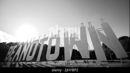 Dundee, Royaume-Uni. 20 juillet 2022. Un panneau géant « Beanotown » installé sur le Dundee Law for the Summer (Bash) Streets Festival. Dundee accueille la bande dessinée Beano. Banque D'Images