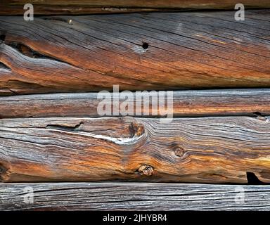 Vieux planches en partie altérées d'une maison en bois en Suède Banque D'Images