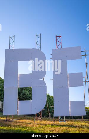 Dundee, Royaume-Uni. 20 juillet 2022. Un panneau géant « Beanotown » installé sur le Dundee Law for the Summer (Bash) Streets Festival. Dundee accueille la bande dessinée Beano. Banque D'Images