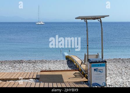 Seatrac, équipement d'accessibilité motorisé pour l'accès à la mer. Plage de Livadia, Tilos, été 2022 Banque D'Images