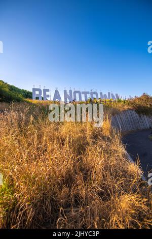 Dundee, Royaume-Uni. 20 juillet 2022. Un panneau géant « Beanotown » installé sur le Dundee Law for the Summer (Bash) Streets Festival. Dundee accueille la bande dessinée Beano. Banque D'Images