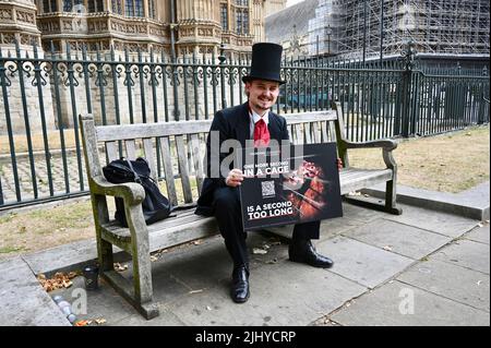 21st juillet 2022. Londres, Royaume-Uni. Des militants de la Ligue Humane ont appelé le gouvernement à « faire l'histoire des cages ! » 200 ans se sont écoulés depuis la première loi britannique sur le bien-être animal et pourtant les poules pondeuses restent dans des cages. Crédit : michael melia/Alay Live News Banque D'Images
