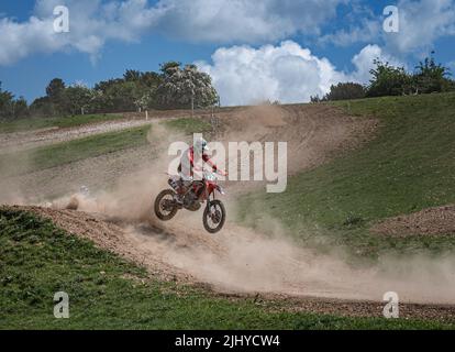 Un événement de motocross dans la région du sud dans le Hampshire, au Royaume-Uni, le jour d'été. Banque D'Images