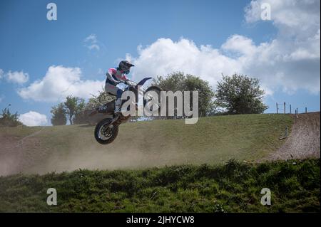 Un événement de motocross dans la région du sud dans le Hampshire, au Royaume-Uni, le jour d'été. Banque D'Images