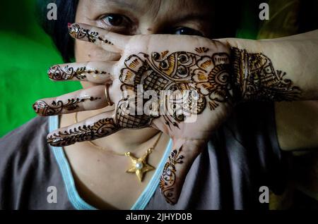 Katmandou, Bagmati, Népal. 21st juillet 2022. Une fille montre son Mehendi (tatouages de Henna) préparé à la célébration du mois Saint de Shrawan à Katmandou, Népal. Shrawan est le mois le plus sacré dans le calendrier hindou et Mehndi est censé apporter la bonne chance aux porteurs. (Image de crédit : © Sunil Sharma/ZUMA Press Wire) Banque D'Images