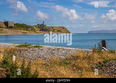 La carrière de Penmon, qui a été désutilisée sur le détroit de Menai, sur l'île d'Anglesey, au nord du pays de Galles Banque D'Images