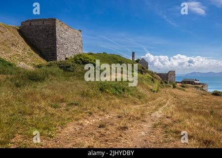 La carrière de Penmon, qui a été désutilisée sur le détroit de Menai, sur l'île d'Anglesey, au nord du pays de Galles Banque D'Images