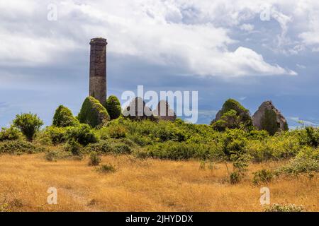 Les bâtiments de la carrière de Penmon, sur le détroit de Menai, l'île d'Anglesey, au nord du pays de Galles calcaire de la carrière, ont été utilisés dans la construction de nombreux Banque D'Images