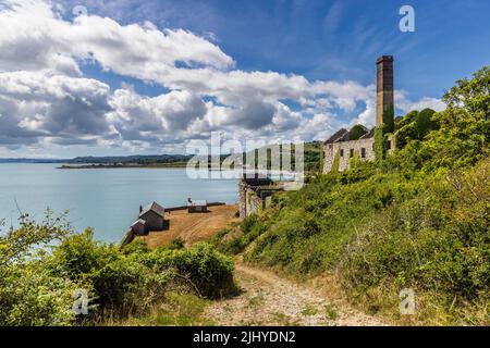 Les bâtiments de la carrière de Penmon qui ont été désutilisés sur le détroit de Menai, sur l'île d'Anglesey, au nord du pays de Galles Banque D'Images