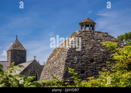 Le toit en tuiles de l'église du Prieuré de Penmon Dovecote et de Saint Seiriol à Penmon point, sur l'île d'Anglesey, au nord du pays de Galles Banque D'Images