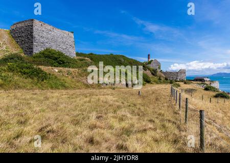 Les bâtiments de la carrière de Penmon qui ont été désutilisés sur le détroit de Menai, sur l'île d'Anglesey, au nord du pays de Galles Banque D'Images