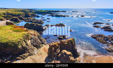 Plage de source animée sur la côte ouest avec eau bleue de l'océan Banque D'Images