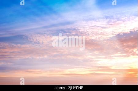 Copiez l'espace et le magnifique ciel de coucher de soleil avec des nuages et des rayons de soleil brillants à travers les couleurs vives avec le ciel et la théorie religieuse. Vue panoramique sur Banque D'Images