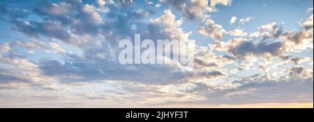 Cumulus nuages dans un ciel bleu d'en dessous. Magnifique panoramique de fond blanc et doux, moelleux et moelleux, symbolisant la spiritualité et le ciel Banque D'Images