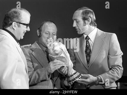 CLASSÉ - 13 juin 1973, Hessen, Francfort-sur-le-main: Hermann Neuberger (l-r), alors président du comité organisateur, Uwe Seeler et Willi Schulz, tous deux anciens internationaux, lors de la présentation du trophée de la coupe du monde de la FIFA. Seeler mourut jeudi (21 juillet 2022) à l'âge de 85 ans, a confirmé son ancien club Hamburger SV, citant la famille de Seeler. Photo : UPI/dpa Banque D'Images