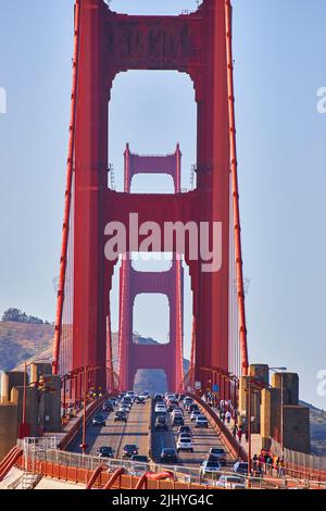 Image de vue sur le Golden Gate Bridge au coucher du soleil avec circulation Banque D'Images