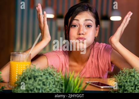 Portrait de la belle femme confuse qui doit prendre une décision difficile Banque D'Images