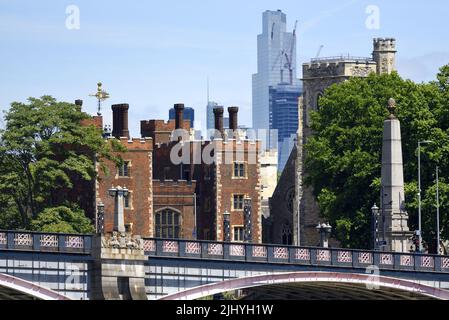 Londres, Angleterre, Royaume-Uni. Palais de Lambeth, pont de Lambeth et tour NatWest / Tour 42 vu de Millbank Banque D'Images