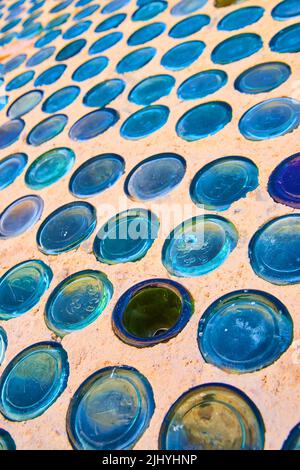 Vue sur le mur en verre coloré des bouteilles dans la ville fantôme Banque D'Images