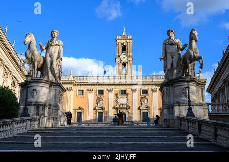 Les musées du Capitole sur la colline du Capitole, en direction du Palazzo Senatorio. Vue de la Cordonata principale approche ou passage à la Piazza Banque D'Images