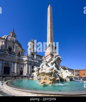 Fontana dei Quattro Fiumi (Fontaine des quatre fleuves), conçue par Gian Lorenzo Bernini en 1651. Avec la basilique de Sant'Agnese à Agon dans le Banque D'Images