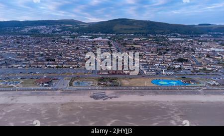 Vue sur la plage d'Aberavon et le domaine de Sandfields à Port Talbot, Royaume-Uni. L'ID des circulaires et l'ID de l'opérateur sont disponibles sur demande. Règles CAA respectées, f Banque D'Images