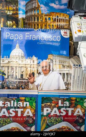 Livres et calendriers souvenirs avec des images du Pape François, du Colisée et des pâtes exposées dans une vitrine de la boutique de souvenirs, centre de Rome, Latium, Italie Banque D'Images