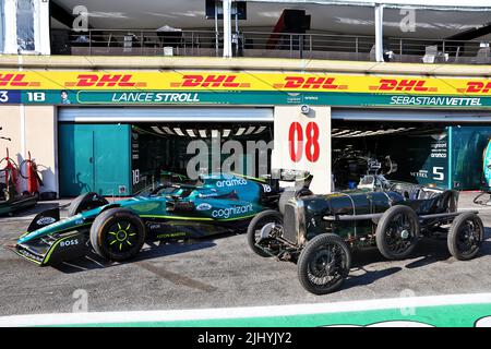 L'Aston Martin 'Green Pea' 1922 et l'équipe Aston Martin F1 AMR22. 21.07.2022. Championnat du monde de Formule 1, Rd 12, Grand Prix de France, Paul Ricard, France, Journée de préparation. Le crédit photo doit être lu : images XPB/Press Association. Banque D'Images